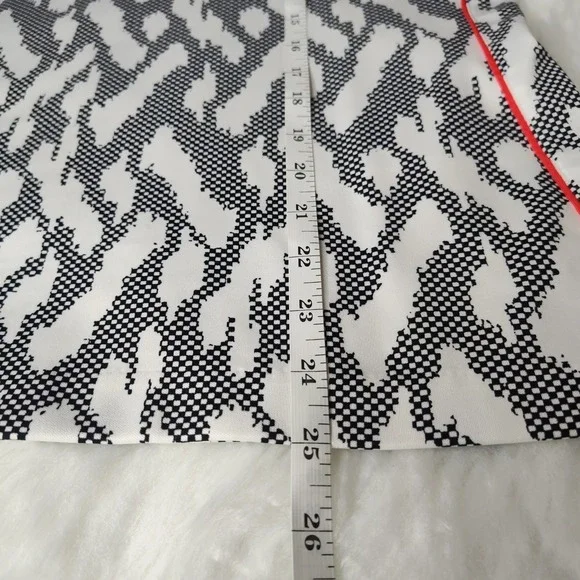 Tail Women's Multicolor Artsy/Geometric Print Short Sleeve‎ 1/4 Zip Top Size Med - Picture 6 of 6